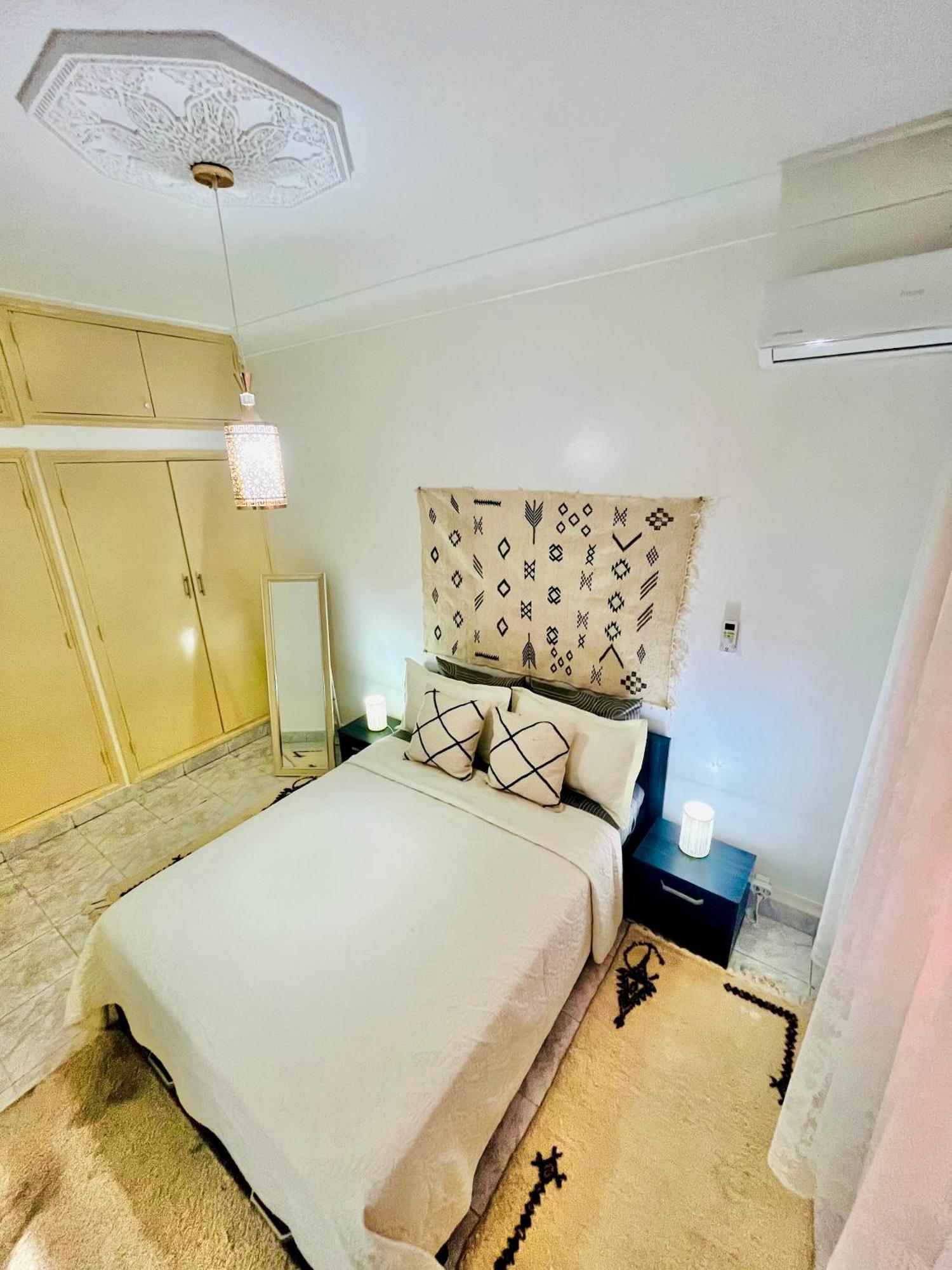 Apartment With Ac, Patio And Rooftop Appartement Climatise Avec Patio Et Toit Terrasse Marrakesh Bagian luar foto