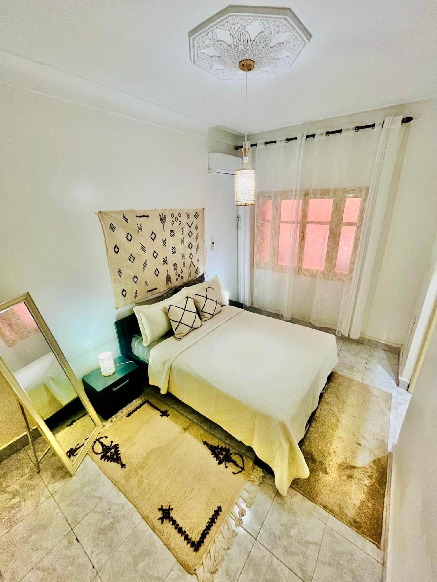 Apartment With Ac, Patio And Rooftop Appartement Climatise Avec Patio Et Toit Terrasse Marrakesh Bagian luar foto